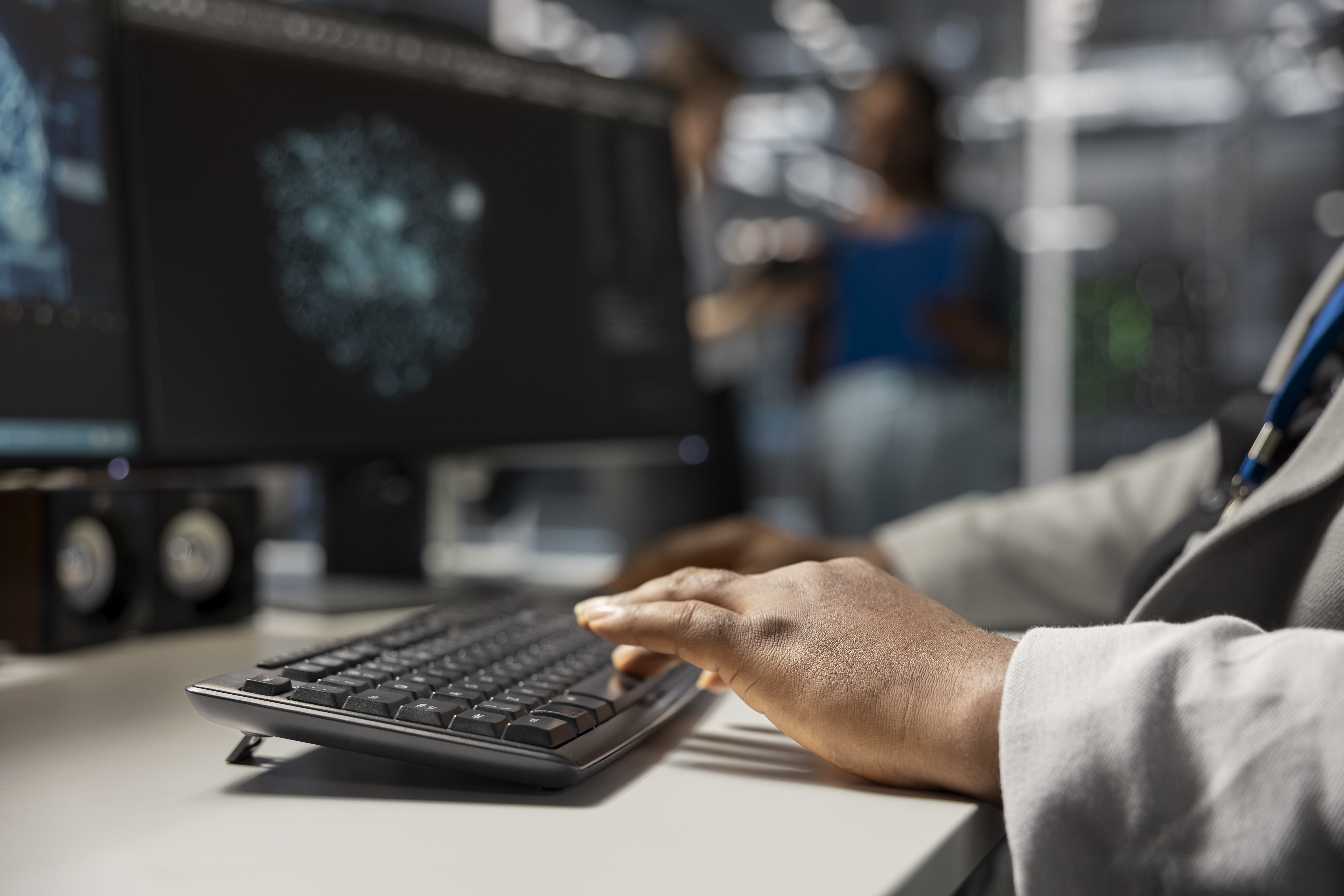 Engenheiro em central técnica digitando em teclado