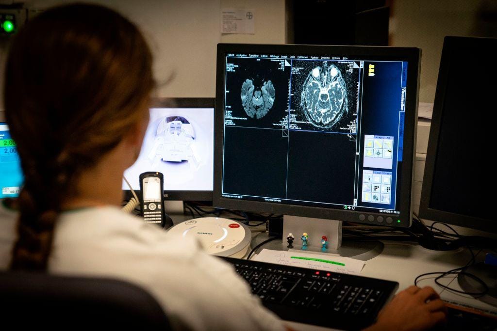 Médico iniciando atendimento em ambiente hospitalar