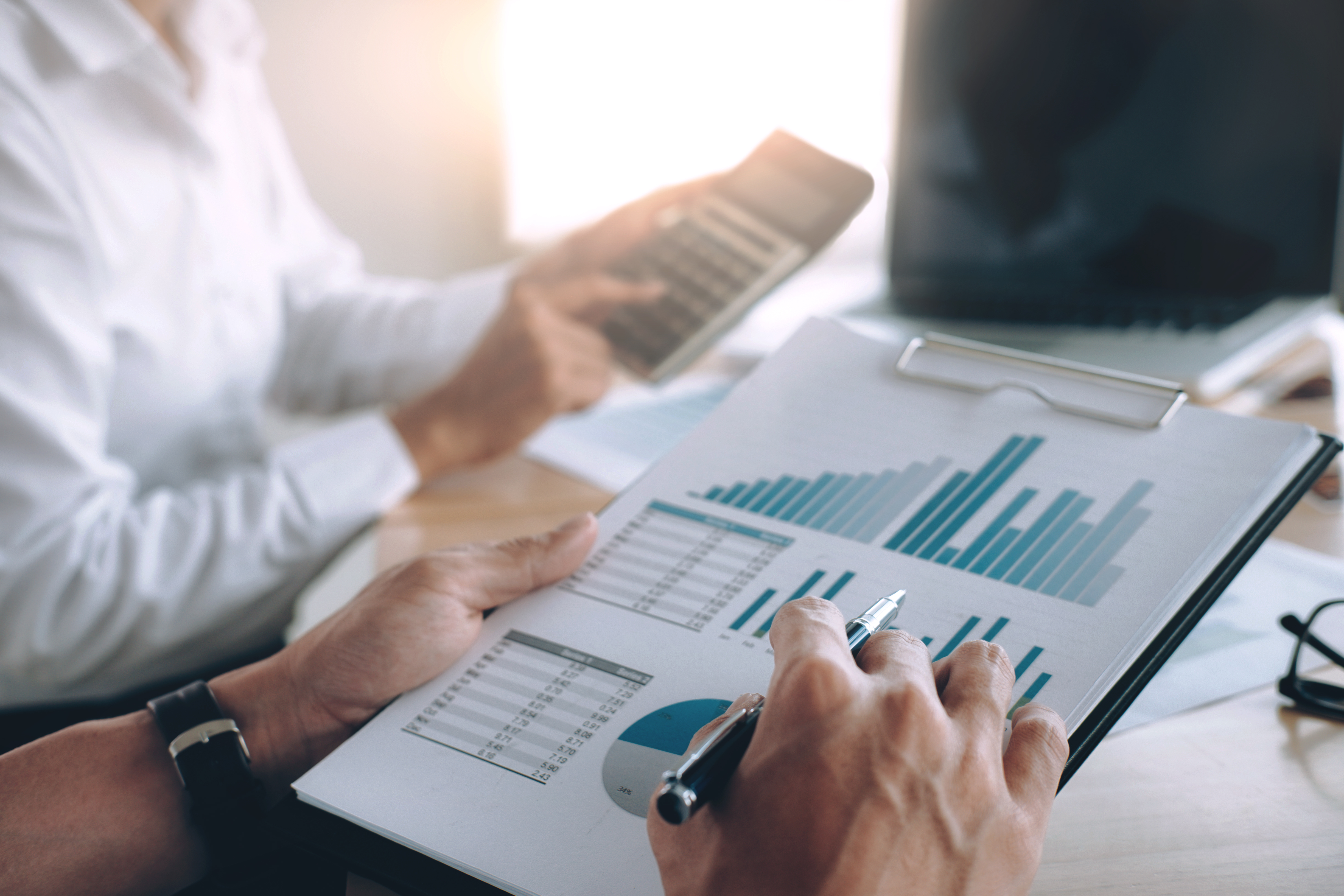 Equipe de negócios discutindo resultados financeiros