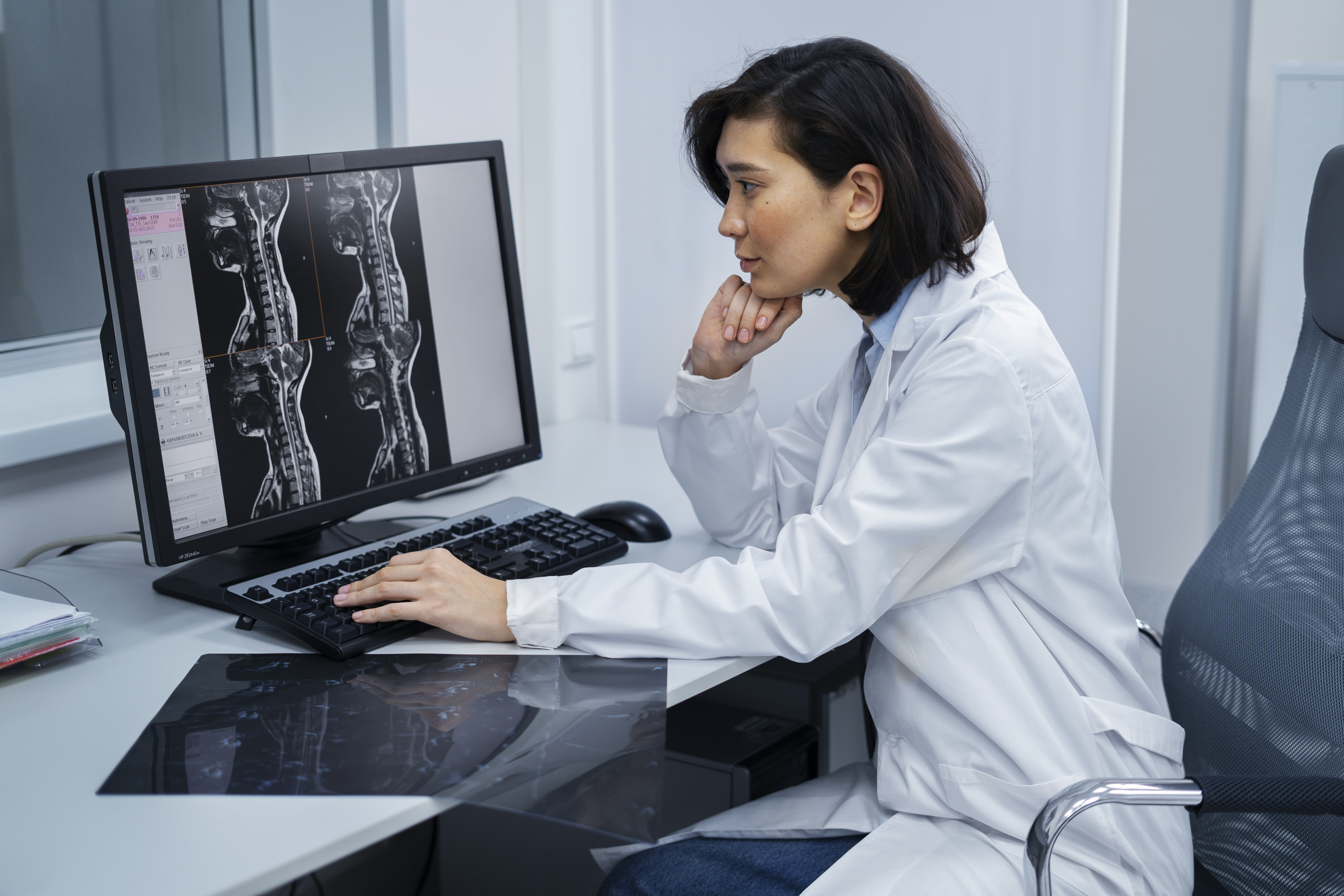 Médico analisando imagem de tomografia em monitor